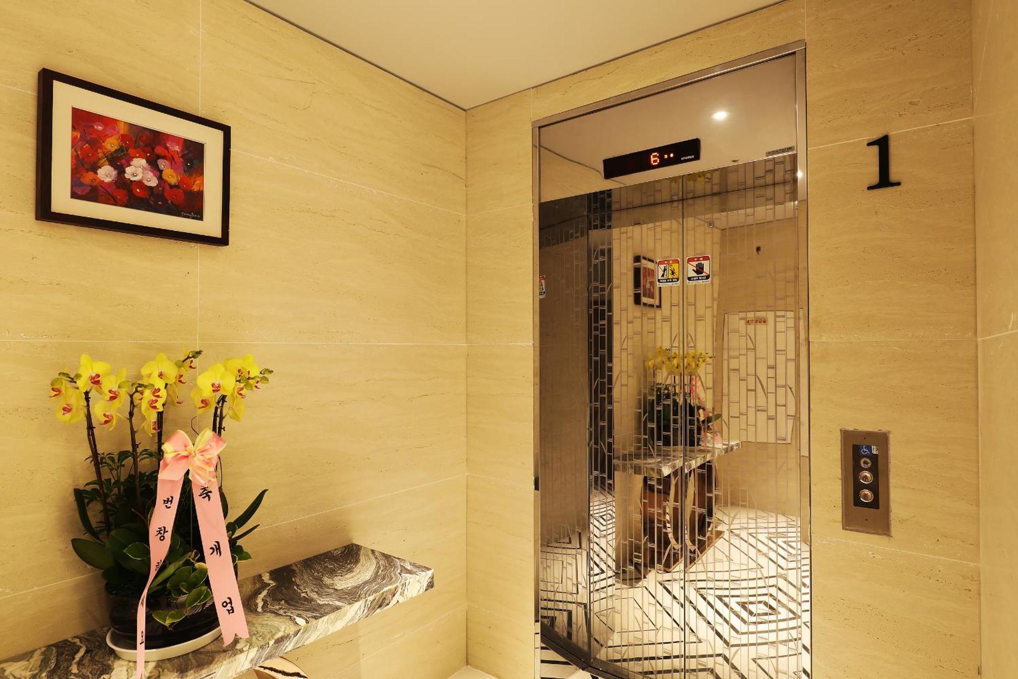 El Tower Hotel Gunsan Eksteriør billede